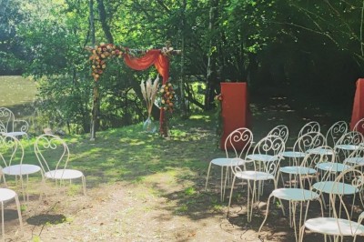 Groupe de personnes rassemblées dans un jardin verdoyant par une journée ensoleillée.