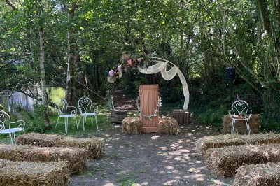 Groupe de personnes rassemblées dans un jardin verdoyant par une journée ensoleillée.