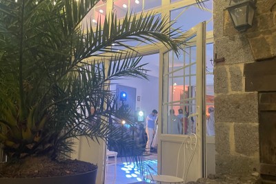 Groupe de personnes rassemblées dans un jardin verdoyant par une journée ensoleillée.