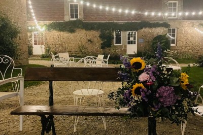 Groupe de personnes rassemblées dans un jardin verdoyant par une journée ensoleillée.