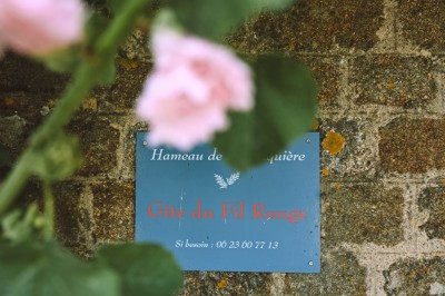Miniature Location salle Joué-du-Bois (Orne) - Hameau de la Fouquière #48 Groupe de personnes rassemblées dans un jardin verdoyant par une journée ensoleillée.