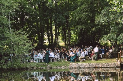 Miniature Location salle Joué-du-Bois (Orne) - Hameau de la Fouquière #29 Groupe de personnes rassemblées dans un jardin verdoyant par une journée ensoleillée.