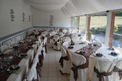 Chambre avec lit double, armoire en bois, murs jaunes, lampes de chevet et accès partiel à une salle de bain.