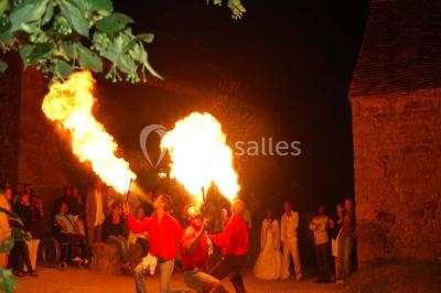 Chambre avec lit double, armoire en bois, murs jaunes, lampes de chevet et accès partiel à une salle de bain.