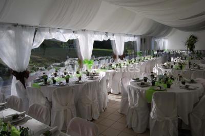 Chambre avec lit double, armoire en bois, murs jaunes, lampes de chevet et accès partiel à une salle de bain.