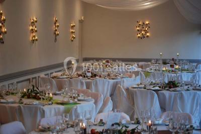 Chambre avec lit double, armoire en bois, murs jaunes, lampes de chevet et accès partiel à une salle de bain.