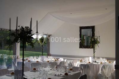 Chambre avec lit double, armoire en bois, murs jaunes, lampes de chevet et accès partiel à une salle de bain.