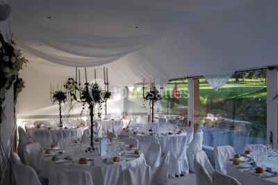 Chambre avec lit double, armoire en bois, murs jaunes, lampes de chevet et accès partiel à une salle de bain.