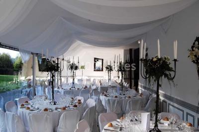 Chambre avec lit double, armoire en bois, murs jaunes, lampes de chevet et accès partiel à une salle de bain.