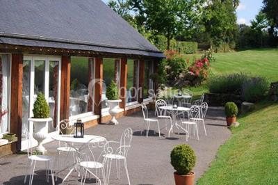 Chambre avec lit double, armoire en bois, murs jaunes, lampes de chevet et accès partiel à une salle de bain.