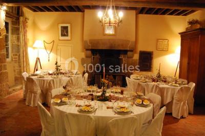 Chambre avec lit double, armoire en bois, murs jaunes, lampes de chevet et accès partiel à une salle de bain.