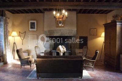 Chambre avec lit double, armoire en bois, murs jaunes, lampes de chevet et accès partiel à une salle de bain.