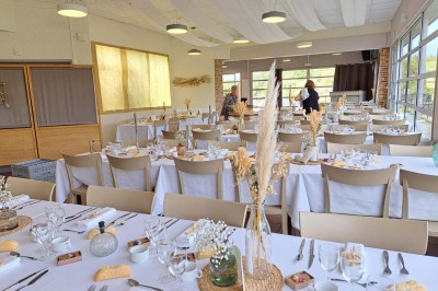Salle de bain moderne avec lavabo, miroir, toilettes suspendues et douche en arrière-plan.