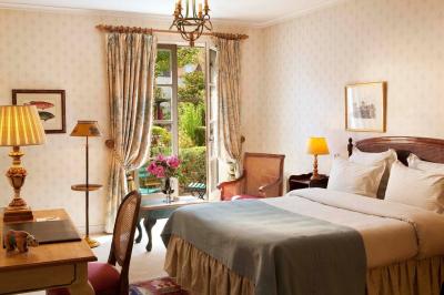 Une femme reçoit un massage sur une table dans une pièce chaleureuse avec des rideaux, des bougies et une lumière tamisée.