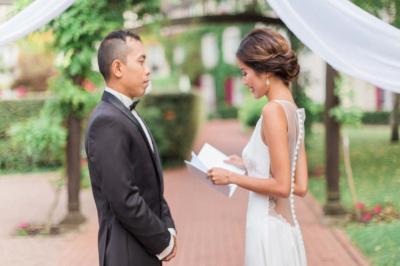 Une femme reçoit un massage sur une table dans une pièce chaleureuse avec des rideaux, des bougies et une lumière tamisée.