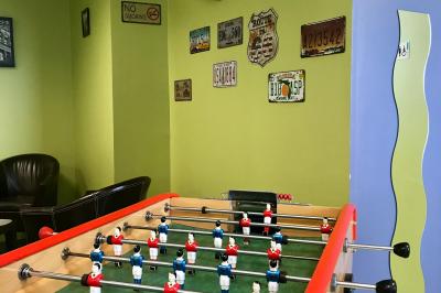 Une personne à vélo sur un chemin de campagne bordé de verdure, sous un ciel bleu avec quelques nuages.