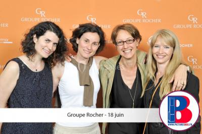 Deux femmes posent devant un décor de route désertique avec une moto et un logo ’AutomoTo 66’.