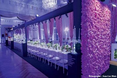 Miniature Options Orléans #4 Salle lumineuse avec parquet en bois, table ronde dressée avec nappe rouge, et moulures décoratives au plafond.