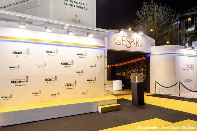 Miniature Options Orléans #7 Salle lumineuse avec parquet en bois, table ronde dressée avec nappe rouge, et moulures décoratives au plafond.