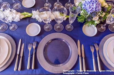 Décoration intérieure avec guirlandes de fleurs suspendues et meubles rétroéclairés ornés de motifs ajourés.
