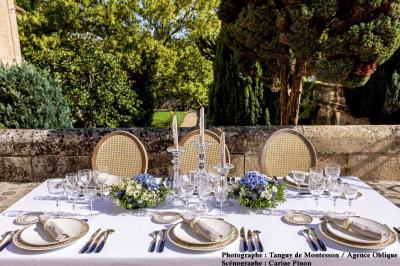 Miniature Options Paris les Mureaux #12 Décoration intérieure avec guirlandes de fleurs suspendues et meubles rétroéclairés ornés de motifs ajourés.