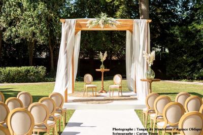 Miniature Options Paris les Mureaux #14 Décoration intérieure avec guirlandes de fleurs suspendues et meubles rétroéclairés ornés de motifs ajourés.