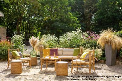 Miniature Options Paris les Mureaux #15 Décoration intérieure avec guirlandes de fleurs suspendues et meubles rétroéclairés ornés de motifs ajourés.