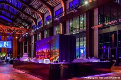 Miniature Options Paris les Mureaux #5 Décoration intérieure avec guirlandes de fleurs suspendues et meubles rétroéclairés ornés de motifs ajourés.