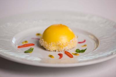 Trois tartes aux fruits, dont une aux fraises et une aux abricots, présentées sur des plateaux blancs empilés.