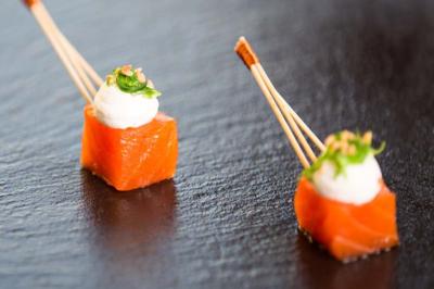 Trois tartes aux fruits, dont une aux fraises et une aux abricots, présentées sur des plateaux blancs empilés.