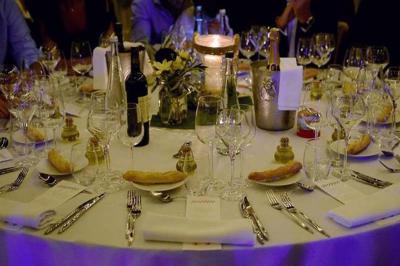 Trois tartes aux fruits, dont une aux fraises et une aux abricots, présentées sur des plateaux blancs empilés.