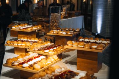 Trois tartes aux fruits, dont une aux fraises et une aux abricots, présentées sur des plateaux blancs empilés.
