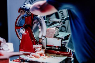 Trois tartes aux fruits, dont une aux fraises et une aux abricots, présentées sur des plateaux blancs empilés.