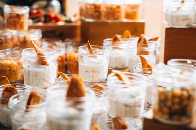 Trois tartes aux fruits, dont une aux fraises et une aux abricots, présentées sur des plateaux blancs empilés.
