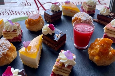 Portion de viande braisée servie dans une petite coupelle, garnie de pousses rouges.