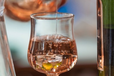 Portion de viande braisée servie dans une petite coupelle, garnie de pousses rouges.