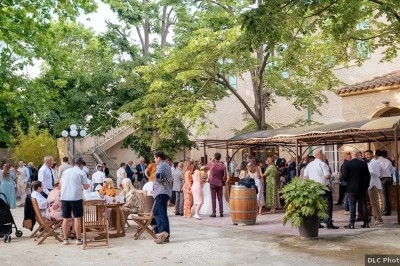 Portion de viande braisée servie dans une petite coupelle, garnie de pousses rouges.