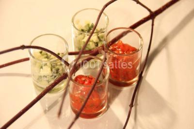 Miniature Traiteur Garancières (Yvelines) - Havane Traiteur #3 Table dressée avec nappes blanches, couverts, menus et bouquets de fleurs, entourée de chaises en bois dans une salle.