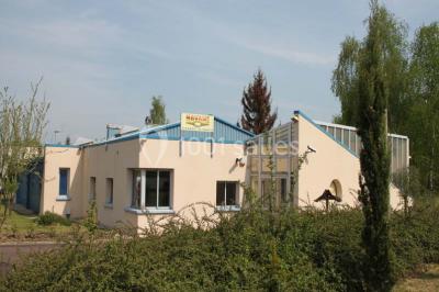 Miniature Traiteur Garancières (Yvelines) - Havane Traiteur #4 Table dressée avec nappes blanches, couverts, menus et bouquets de fleurs, entourée de chaises en bois dans une salle.