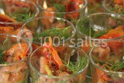 Miniature Traiteur Garancières (Yvelines) - Havane Traiteur #8 Table dressée avec nappes blanches, couverts, menus et bouquets de fleurs, entourée de chaises en bois dans une salle.