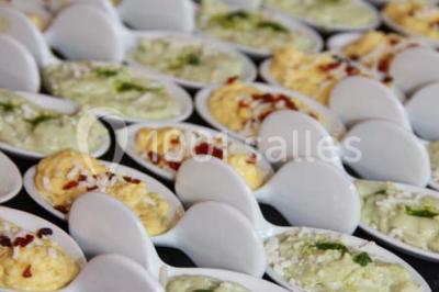 Miniature Traiteur Garancières (Yvelines) - Havane Traiteur #19 Table dressée avec nappes blanches, couverts, menus et bouquets de fleurs, entourée de chaises en bois dans une salle.