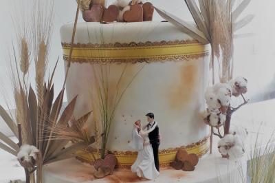 Un serveur remplit un verre de boisson pour un homme lors d'un buffet avec des verrines et des invités en arrière-plan.