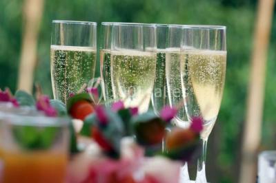 Miniature Traiteur Chaponost (Rhône) - Jacques Lafargue Traiteur #11 Une main coupe un rouleau de foie gras sur une planche en bois, entouré de figues et de tomates cerises.