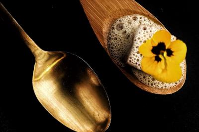 Miniature Traiteur Chaponost (Rhône) - Jacques Lafargue Traiteur #20 Une main coupe un rouleau de foie gras sur une planche en bois, entouré de figues et de tomates cerises.