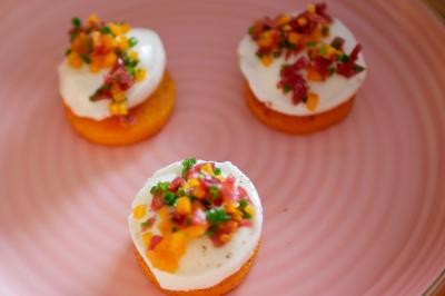 Tarte garnie de fruits frais variés, crème chantilly et feuilles de menthe, servie sur une assiette blanche.