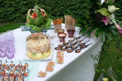 Miniature Traiteur Marles-en-Brie (Seine-et-Marne) - Eclat des Saveurs #3 Assiette composée de foie gras, gelée, pain brioché, tranches d'orange, groseilles, jeunes pousses et graines noires.