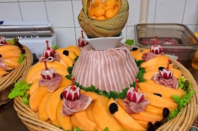 Miniature Traiteur Marles-en-Brie (Seine-et-Marne) - Eclat des Saveurs #32 Assiette composée de foie gras, gelée, pain brioché, tranches d'orange, groseilles, jeunes pousses et graines noires.