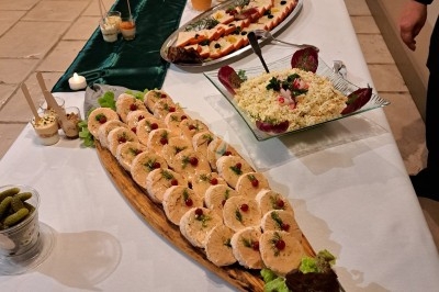 Miniature Traiteur Marles-en-Brie (Seine-et-Marne) - Eclat des Saveurs #34 Assiette composée de foie gras, gelée, pain brioché, tranches d'orange, groseilles, jeunes pousses et graines noires.