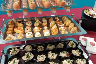 Miniature Traiteur Marles-en-Brie (Seine-et-Marne) - Eclat des Saveurs #65 Assiette composée de foie gras, gelée, pain brioché, tranches d'orange, groseilles, jeunes pousses et graines noires.