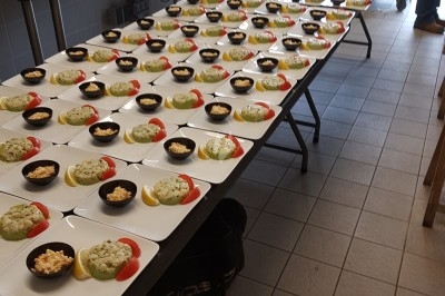 Miniature Traiteur Marles-en-Brie (Seine-et-Marne) - Eclat des Saveurs #79 Assiette composée de foie gras, gelée, pain brioché, tranches d'orange, groseilles, jeunes pousses et graines noires.